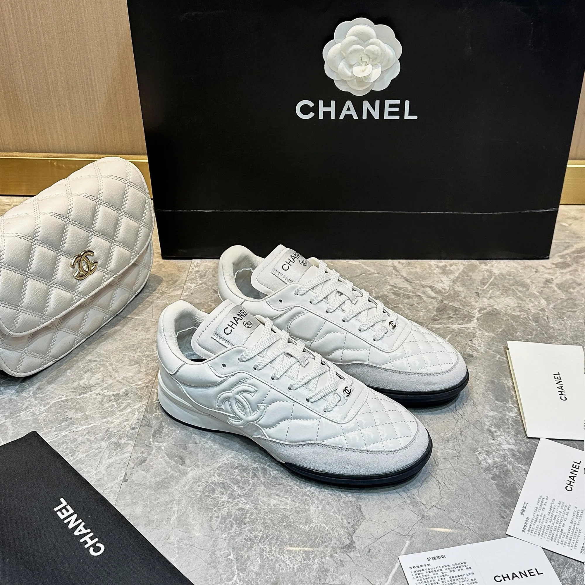 👟👟Ex-factory price 560👟👟 Chanel Chanel - 2024 counter top casual sports shoes This classic design; the upper is electro-embroidered with a variety of techniques; the outsole is fashionable and sporty; it is unusual to incorporate a variety of color matching elements... The diversified mix and match is very beautiful and versatile, casual, fashionable, sports and outdoor can be taken into account... ꫛꫀꪝ Go➫ Material: ❶Upper is made of: Original imported mixed-breed sheep ❷Inside made of: original imported breathable sheepskin ❸Outsole based on: original TPU outsole Full set of boutique packaging for women 35–41